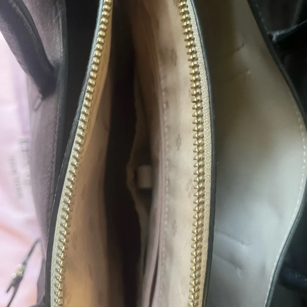 Kate Spade bag and matching wallet. Great condition! Comes with original bag. - Picture 5 of 7